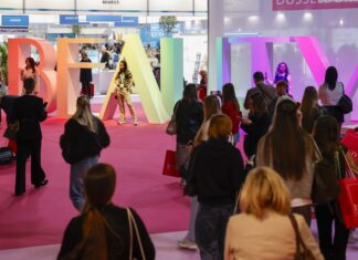 BEAUTY Düsseldorf zeigte die Vielfalt der Branche Messebesucher laufen über einen rosa farbenen Teppich zu den mannshohen Buchstaben des Beauty-Schriftzuges