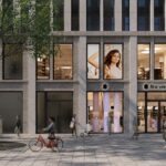 flaconi startet mit „Beauty Now“ Entwurf einer Ladenfront. Im Vordergrund ein großer Platz mit Passanten.