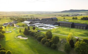 Öschberghof wird Teil der Severins Hotels & Resorts Landschaftsbild mit Hotel.