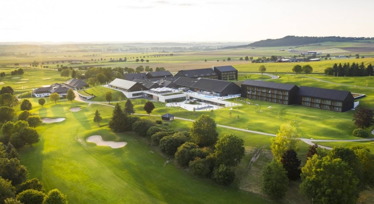 Landschaftsbild mit Hotel.
