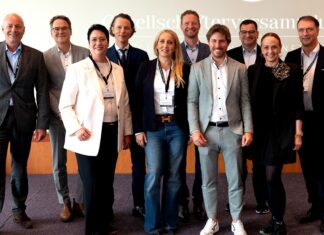 beauty alliance – Gesellschafterversammlung 2026 und Neuwahl des Aufsichtsrats Eine Gruppe aus sieben Männern und drei Frauen sieht in die Kamera. Alle gekleidet mit Blazer oder Anzug.
