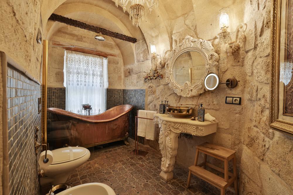 _King_Cave_Junior_Suite_Credit_2026-Hilton-Hilton