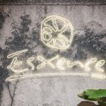 Beeindruckende Präsentationen bei der Esxence 2026 Schriftzug der Esxence vor einer grauen, bewachsenen Mauer