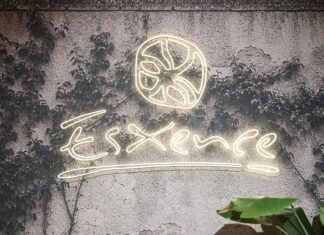 Beeindruckende Präsentationen bei der Esxence 2026 Schriftzug der Esxence vor einer grauen, bewachsenen Mauer