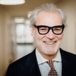 Classic Parfums und The Nose Behind berufen Thomas Rieder zum CSO Portraits von 3 Männern nebeneinander im Business-Look.