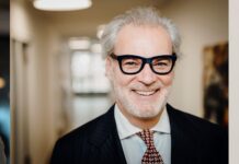 Classic Parfums und The Nose Behind berufen Thomas Rieder zum CSO Portraits von 3 Männern nebeneinander im Business-Look.