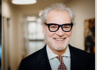 Classic Parfums und The Nose Behind berufen Thomas Rieder zum CSO Portraits von 3 Männern nebeneinander im Business-Look.