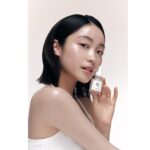 Seoul in Düsseldorf Eine junge Frau asiatischen Aussehehns hält ein Fläschchen mit Serum in der Hand.