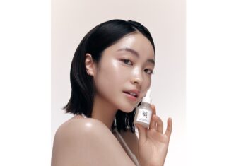 Seoul in Düsseldorf Eine junge Frau asiatischen Aussehehns hält ein Fläschchen mit Serum in der Hand.