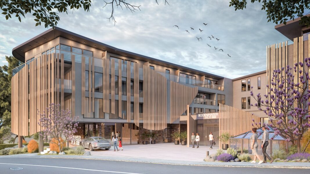 Ansicht der Hotelfassade mit viel Holz gestaltet