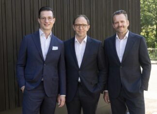 Markus Beus, Simon Seis und David Breuer Drei Männer in unterschiedlichen in dunklen Anzügen stehen nebeneinander und blicken in die Kamera.