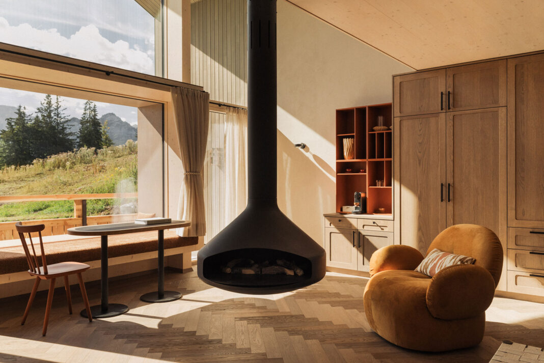 Wohnbereich_mit_Kamin_Ange_Suite_Schlossanger-Alp_c_Jenny_Haimerl