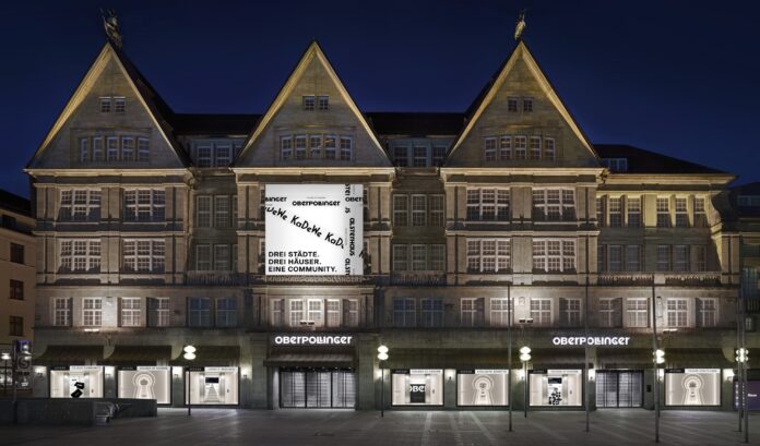 Fassade eines Hauses mit angeleuchtetem Werbebanner mit dem KaDeWe-Schriftzug