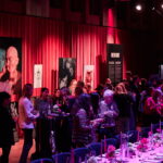 Gemeinsam stärker gegen Brustkrebs Ausstellungsfläche mit Besuchern. Die Farben Rosa und Lila dominieren