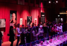 Gemeinsam stärker gegen Brustkrebs Ausstellungsfläche mit Besuchern. Die Farben Rosa und Lila dominieren